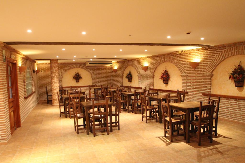 Hostal Restaurante Cuatro Caminos Calera y Chozas Exterior foto